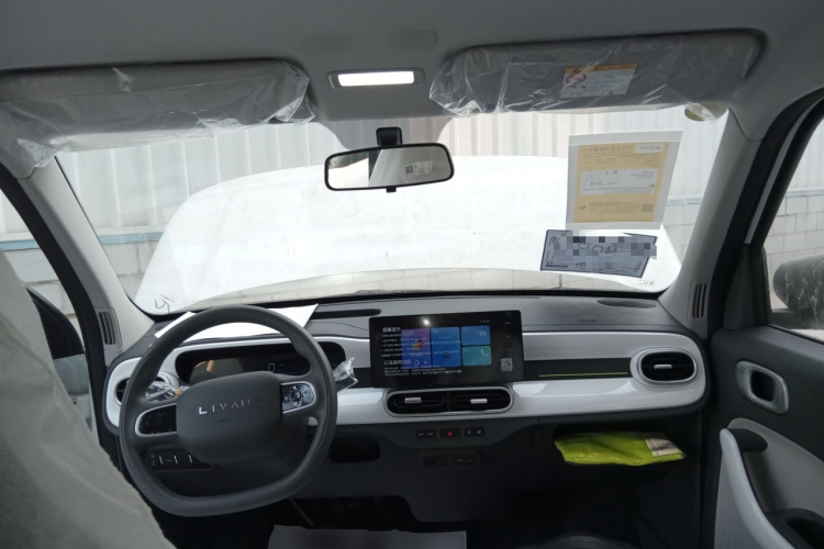 Livan 2025 immagine di auto #12