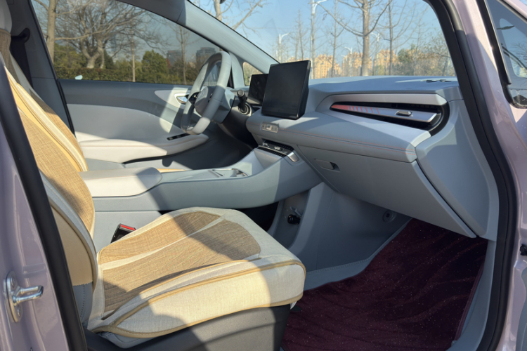 MG 4 EV 2025 car image #12