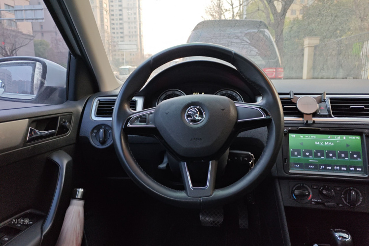 Skoda Rapid 2018 car image #12