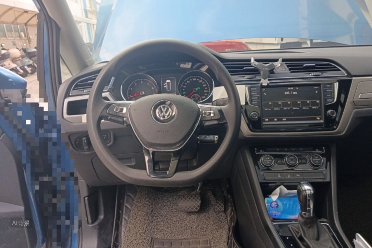 Volkswagen Touran 2018 car image #12