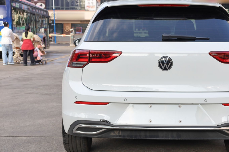 Volkswagen Golf 2023 car image #12