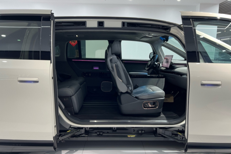 极氪 极氪MIX 2024 汽车图片 #12