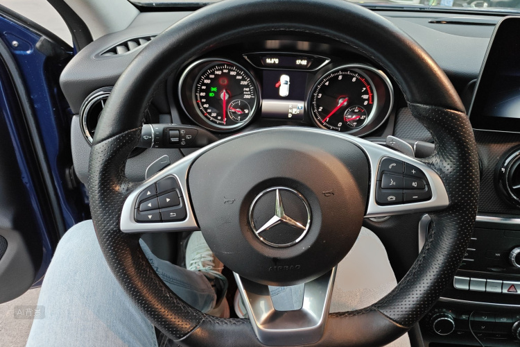 Mercedes-Benz GLA Class 2019 car image #12