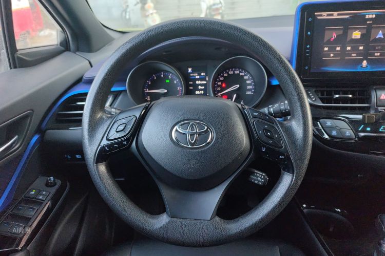 Toyota C-HR 2018 car image #12