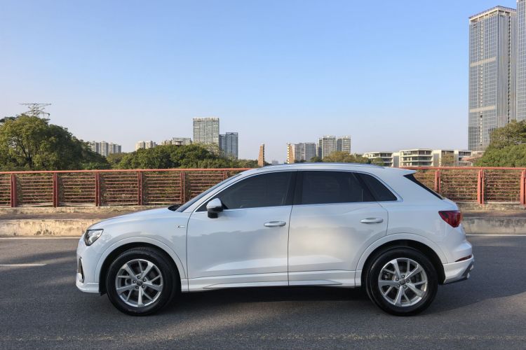 Audi Q3 2019 car image #12