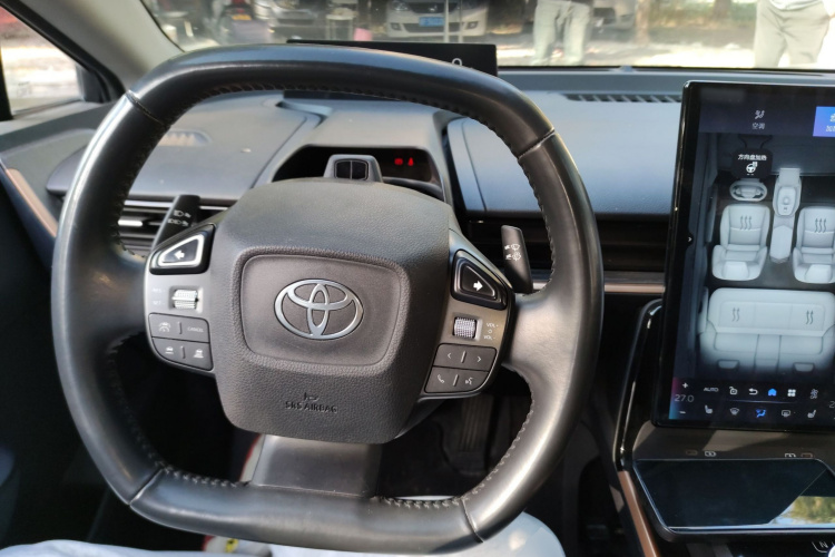 Toyota bZ3 2023 immagine di auto #12