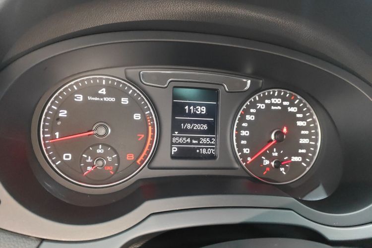 Audi Q3 2017 car image #12