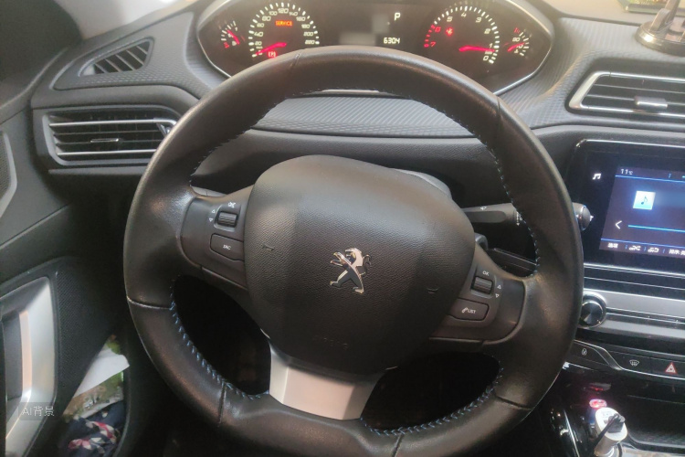 Peugeot 308 2018 car image #12