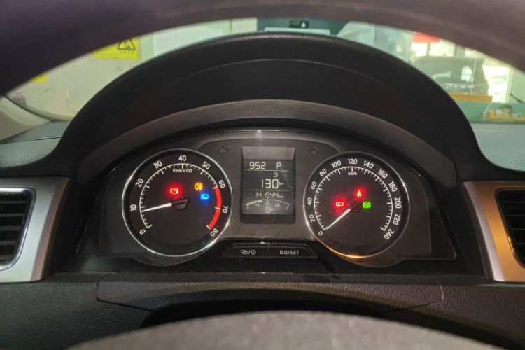 Skoda Rapid Spaceback 2016 car image #12