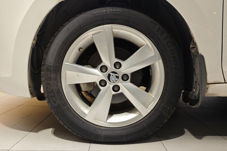 Skoda Rapid Spaceback 2019 car image #12