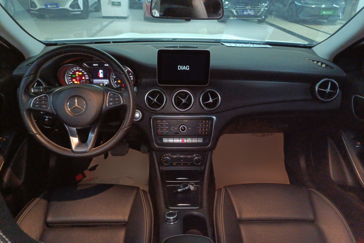 Mercedes-Benz GLA Class 2018 car image #12