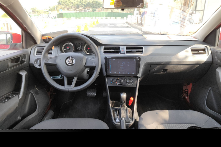 Skoda Rapid Spaceback 2018 car image #12