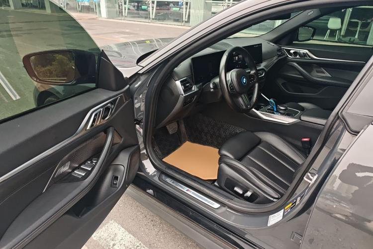 BMW i4 2022 car image #12