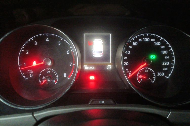 Volkswagen Touran 2018 car image #12