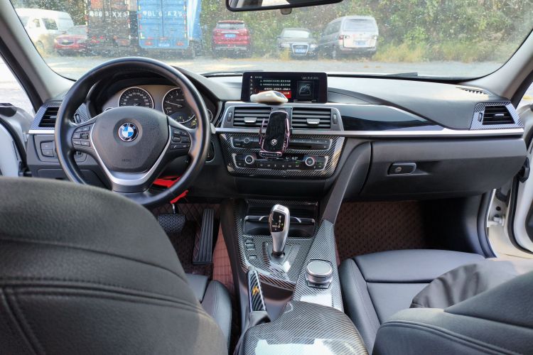 BMW 3 Series 2018 immagine di auto #12