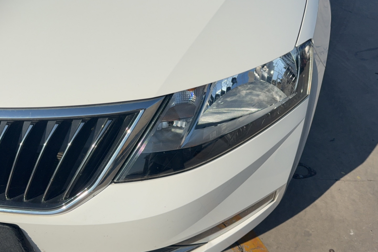 Skoda Rapid 2018 car image #12