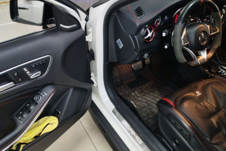 Mercedes-Benz GLA AMG 2018 imagem de carro #12