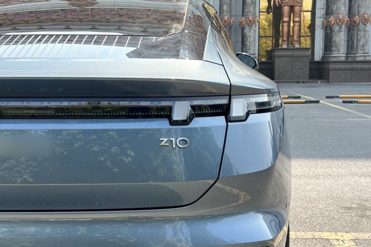 Lynk & Co 2025 car image #12