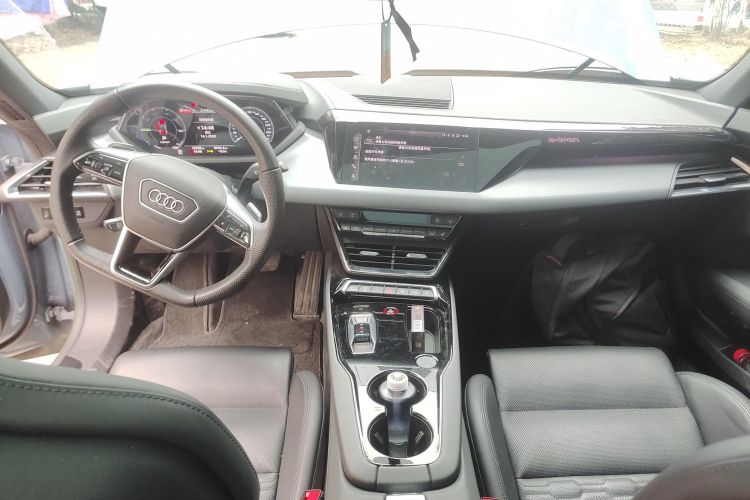 Audi e-tron GT 2024 car image #12