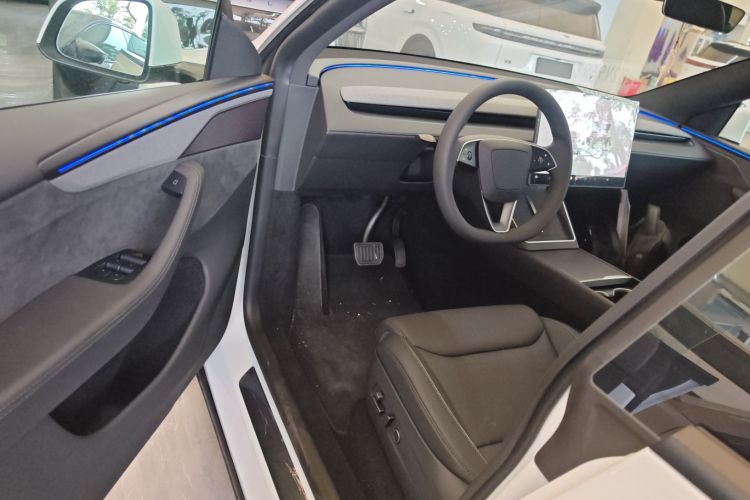 Tesla Model Y L 2025 image de voiture #12