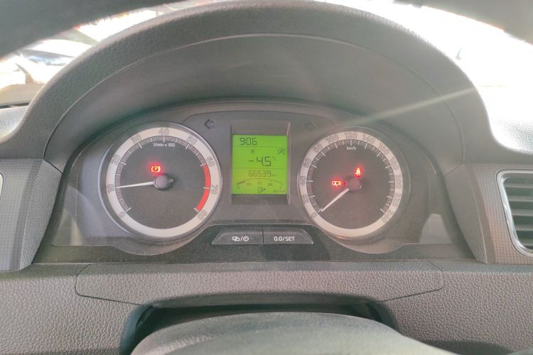 Skoda Rapid 2019 car image #12