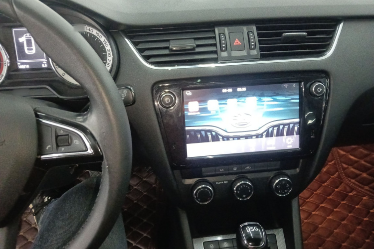 Skoda Octavia 2018 car image #12