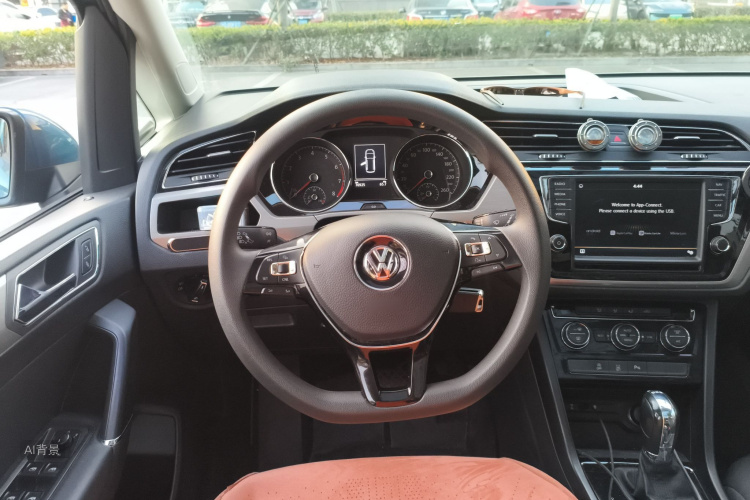 Volkswagen Touran 2019 car image #12