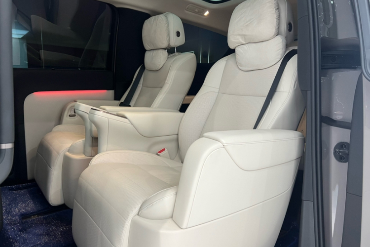 理想汽车 理想MEGA 2025 汽车图片 #12