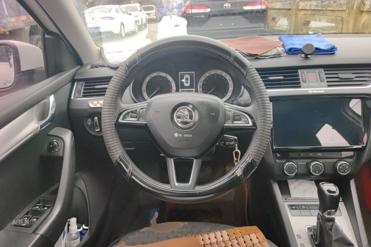 Skoda Octavia 2020 car image #12