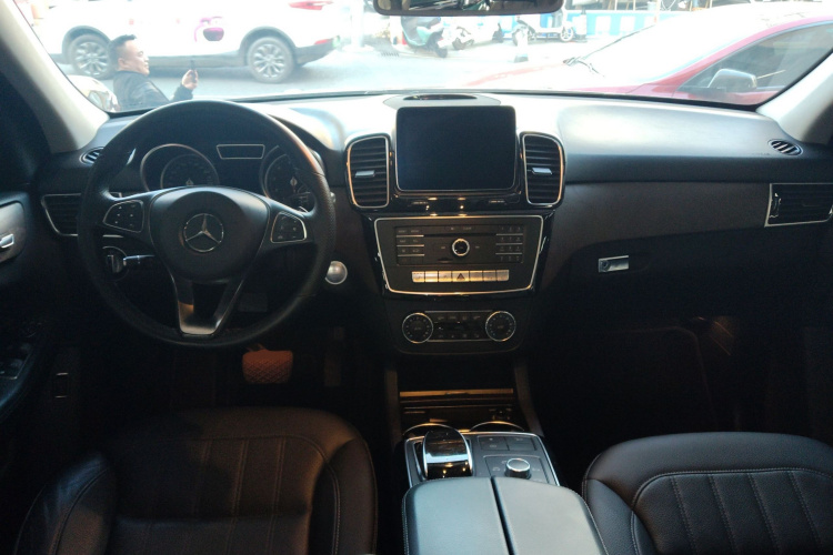 Mercedes-Benz GLE Class 2018 car image #12