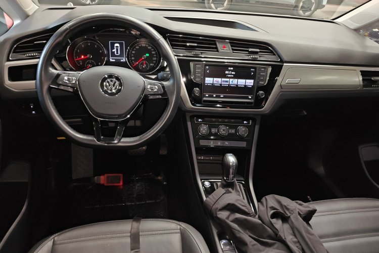 Volkswagen Touran 2018 car image #12