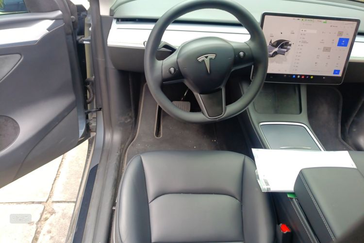 Tesla Model Y 2024 car image #12