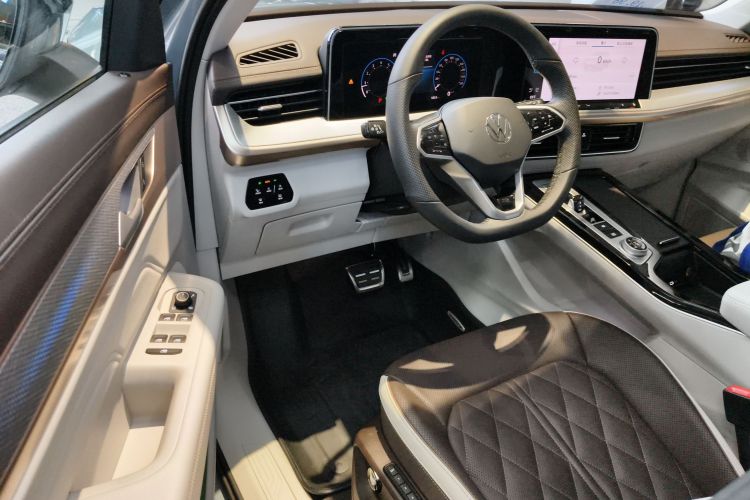 Volkswagen Tavendor 2023 car image #12