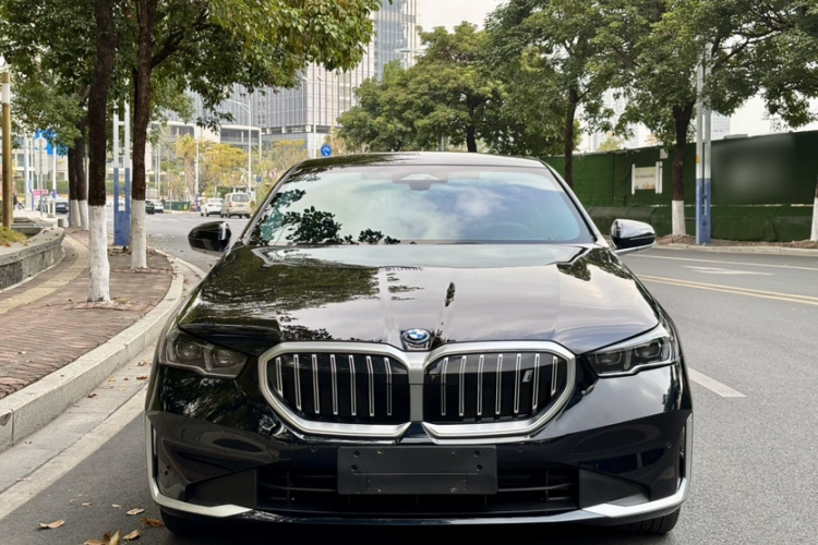 BMW i5 2024 car image #12