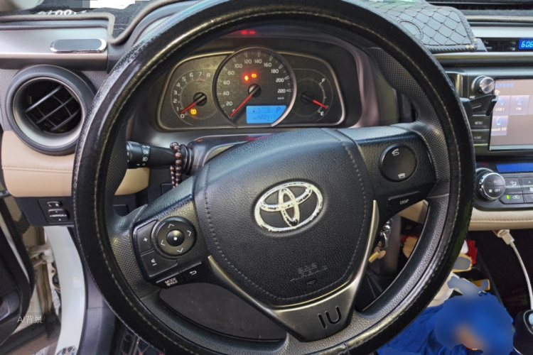 Toyota RAV4 2016 car image #12