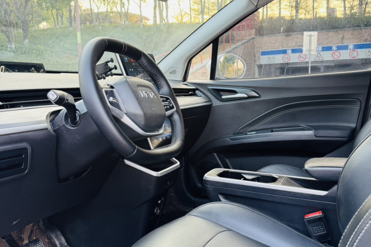 哪吒汽车 哪吒V 2023 #12 哪吒汽车 哪吒V 2023 汽车图片 #12