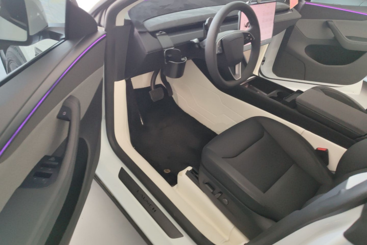 Tesla Model Y 2025 car image #12