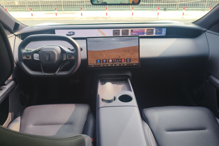 Avatr 06 2025 car image #12