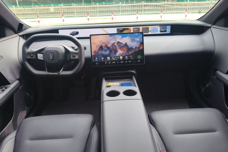 Avatr 06 2025 car image #12