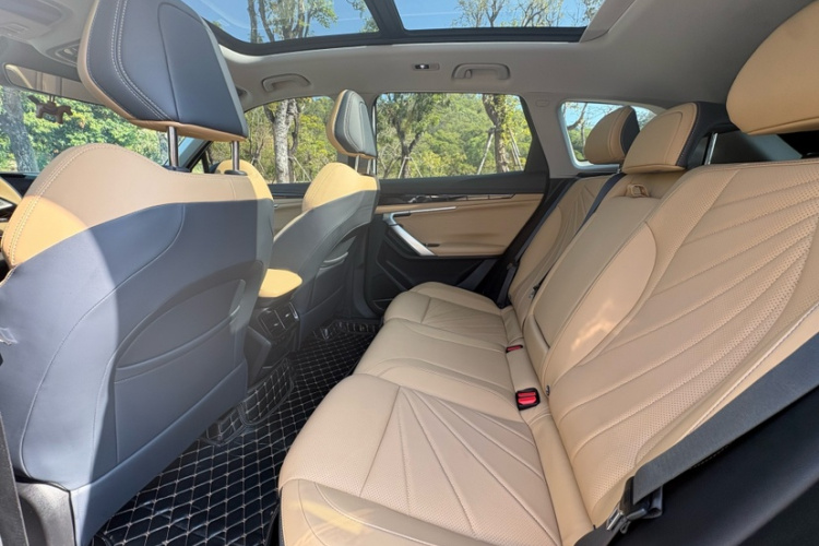 GEELY Boyue L 2024 car image #12