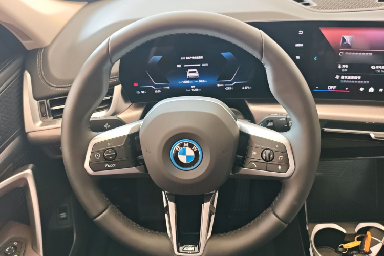 BMW iX1 2025 car image #12