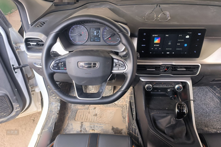 GEELY Coolray 2023 car image #12