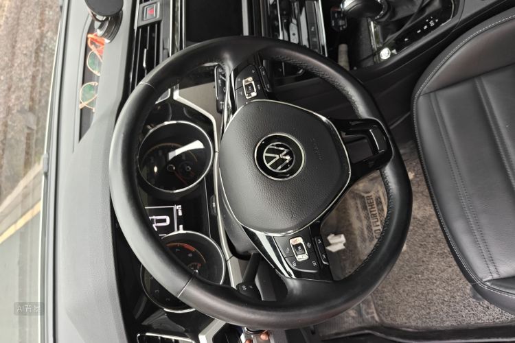 Volkswagen Touran 2021 car image #12