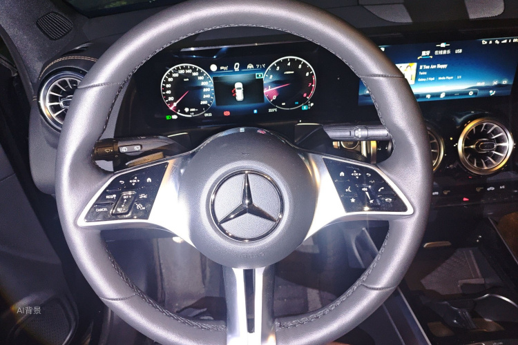 Mercedes-Benz GLB Class 2025 car image #12