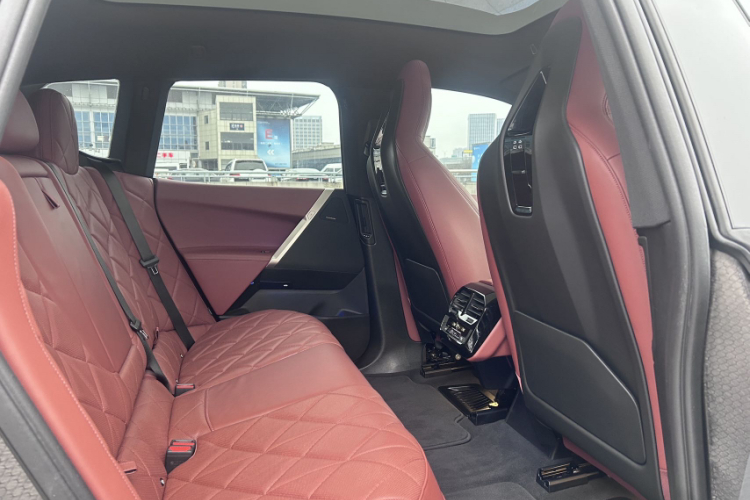 BMW iX 2024 car image #12