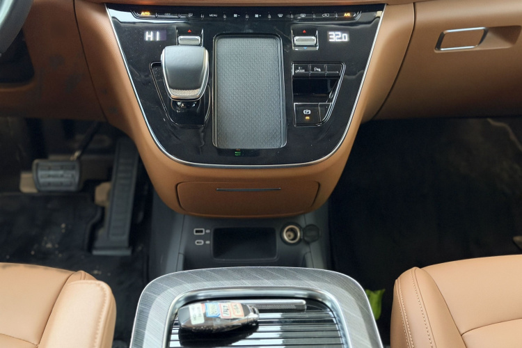 HongQi HQ9 PHEV 2024 #12 HongQi HQ9 PHEV 2024 car image #12