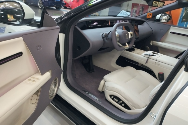 Avatr 06 2025 car image #12