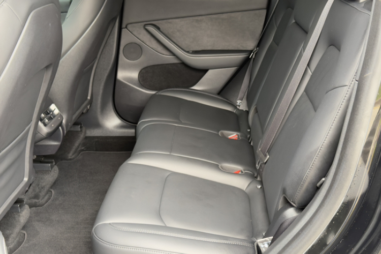 Tesla Model Y 2023 car image #12