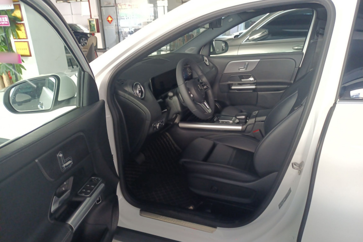 Mercedes-Benz GLA Class 2023 immagine di auto #12