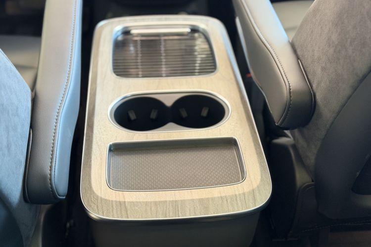 HongQi HQ9 PHEV 2024 car image #12